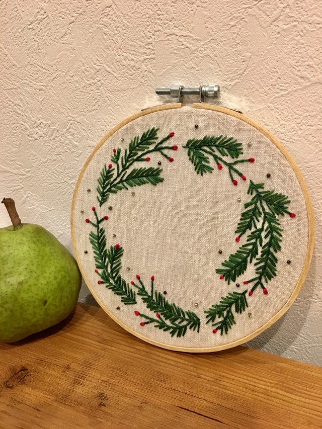 刺繍枠で飾るクリスマス 赤い実のリース 大 Ankenta