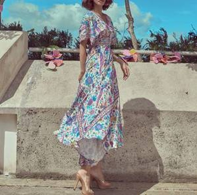 後ろ姿までお洒落にキマる エキゾチック風花柄プリントが大人っぽいフレアロングワンピース Chergmi Cg1p