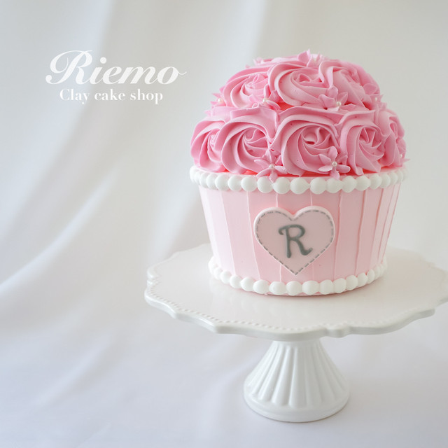 ピンクローズのビッグカップケーキ バースデーギフト バースデーフォト ご出産祝い 包装 ラッピング無料 お届け日指定可能 クレイケーキショップ Riemo