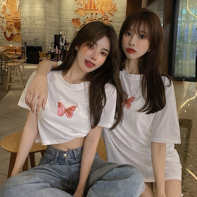 送料無料 野生の友人の夏の新しいバタフライプリントルーズトップ女性バージョン半袖tシャツインネット赤底シャツ レッド サマー 夏物 レディースファッション Deel