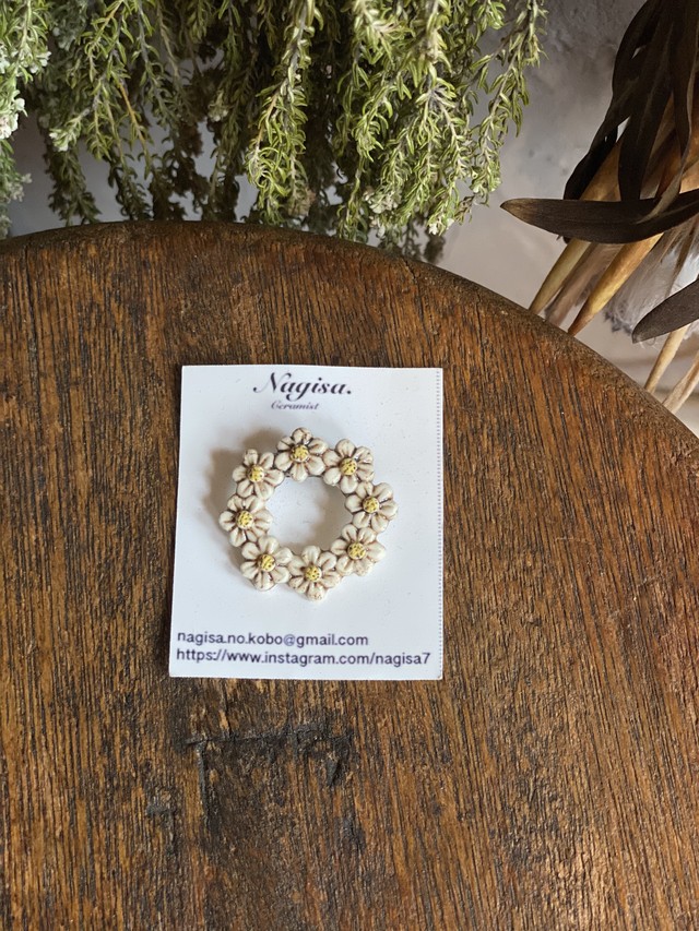 Nagisa 陶器ブローチ 小花リース Teshigotoya ねむの木の豆