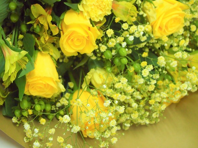 バラとアルストロメリアの黄色い花束 花の店サトウ オンラインショップ