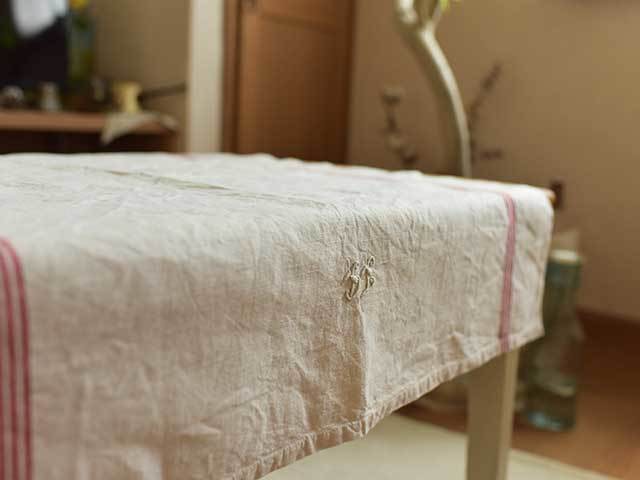 赤ライン刺繍入りアンティークリネン テーブルクロス Apres Demain Brocante