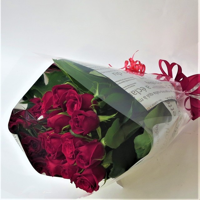 豊川の赤薔薇 サムライ 12本で作成した花束 誕生日祝 結婚記念日 フラワーブティック さいとう