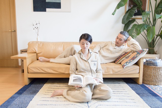 リネン100 ベージュのレディースパジャマ 上 下 パイピング黒 Hideko Yogo Home