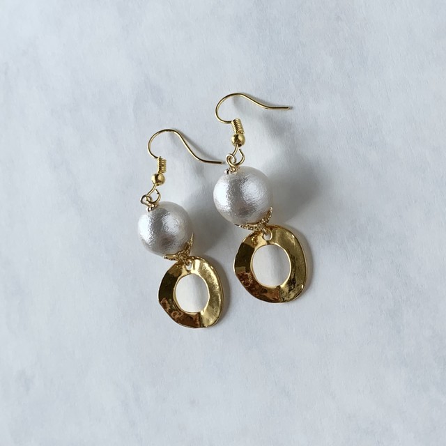 コットンパールと輪っかのクラシカルピアス イヤリング ゴールドの揺れるピアス Un Secret Tiroir