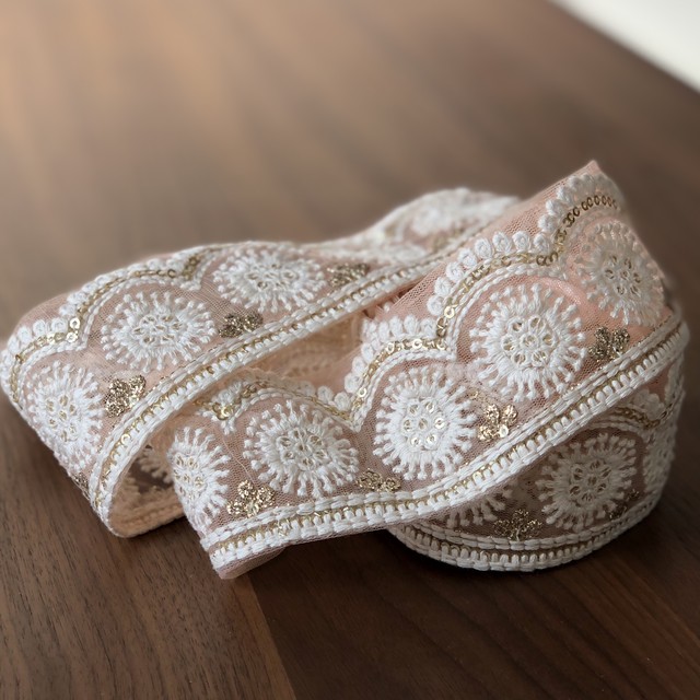 インド刺繍 リボン 小花 ライトピンク ジャスミン レース 白 Ins 0005 刺繍リボンのお店 Triputopia トリップユートピア