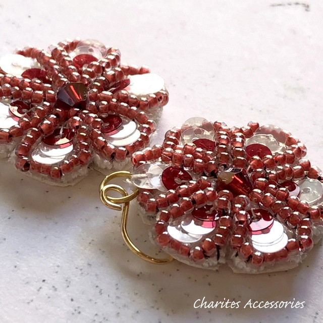 スパンコールのお花畑シリーズ 東欧の赤い花 スパンコールとビーズの美しいオートクチュール刺繍のピアス Charitesaccessories ーカリテスー