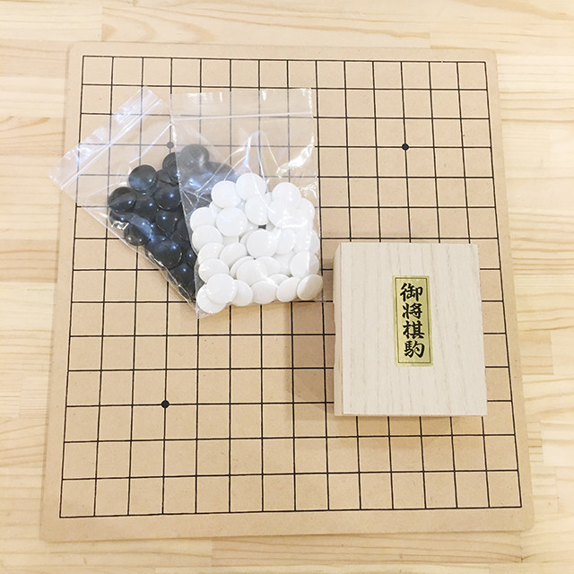 ★人気の連珠将棋リバーシブル盤(表面将棋盤、裏面連珠15路盤)が嬉しい碁石&将棋駒つきセットになりました★<br />
<br />
将棋盤(9×9マス)と連珠盤(15路)が表と裏にあり、一緒にあそぶことができるリバーシブル盤です。<br />
普及用囲碁盤セットの「小路盤カトウ」さんに特別オーダーして制作していただいた限定品です。まだまだ種類が少ない15路盤ですが、将棋盤と同じサイズということで企画制作しました。<br />
<br />
上品なMDF素材で、駒音や石音を楽しめます。<br />
薄めですがしっかりした一枚板で、普及教材用におすすめです。<br />
<br />
★将棋駒のみのセット→<a href=