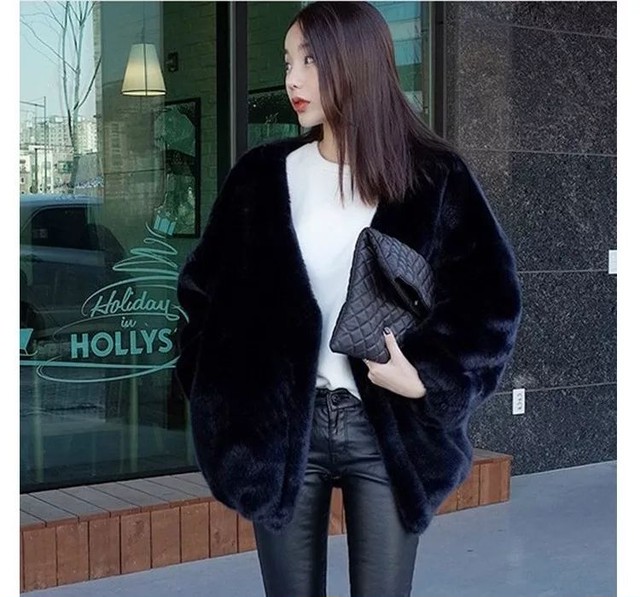 レディース アウター ブルゾン エコファー フェイクファー ジャケット コート 長袖 ショート丈 Vネック 無地 カラーバリエーション 厚手 大人可愛い カジュアル 10代 代 30代 40代 お出かけ 秋冬 Officewalaa オフィスワラア レディースファッション スタイル