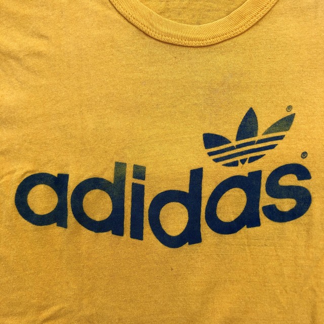 70 S Adidas アディダス 両面プリント ビンテージ Tシャツ スポーツ系 スポーツミックスコーデ マスタード トレフォイル ヴィンテージ古着 アンティーク商品取扱い Black Smith ブラックスミス ミッドセンチュリー 昭和アンティーク