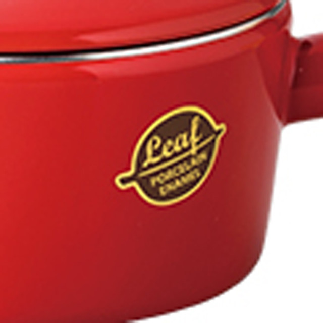 レッドリーフ Ihも直火も使える お洒落な赤のソースパン ソースパン1 6l 1個 結婚祝い 引出物 内祝い 母の日 テーブルウェア キッチン用品 ギフト M P7 32 008 07 長期休暇を除き4 7日で出荷予定 幸せデリバリー リングピローなどの結婚式アイテム 手芸用品の