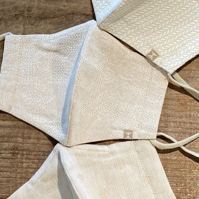 ノーズワイヤーが入った 山來柄物マスク ちょっと大きめサイズ 耳紐もソフトゴムでお顔のサイズに合わせて結ぶタイプ Sanlai 山來