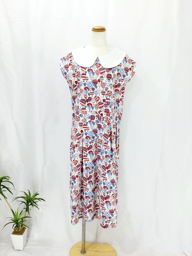 ベルト風デザインとロング丈が綺麗なシルエットを作る大人スタイル クールなバルーン柄の丸襟ワンピース 一点もの コットン100 白襟 通勤 通学 快適 フレンチ袖 プリーツフレア オールシーズン さわやか 丸襟ワンピース専門店 アーデルハイド ビルケ