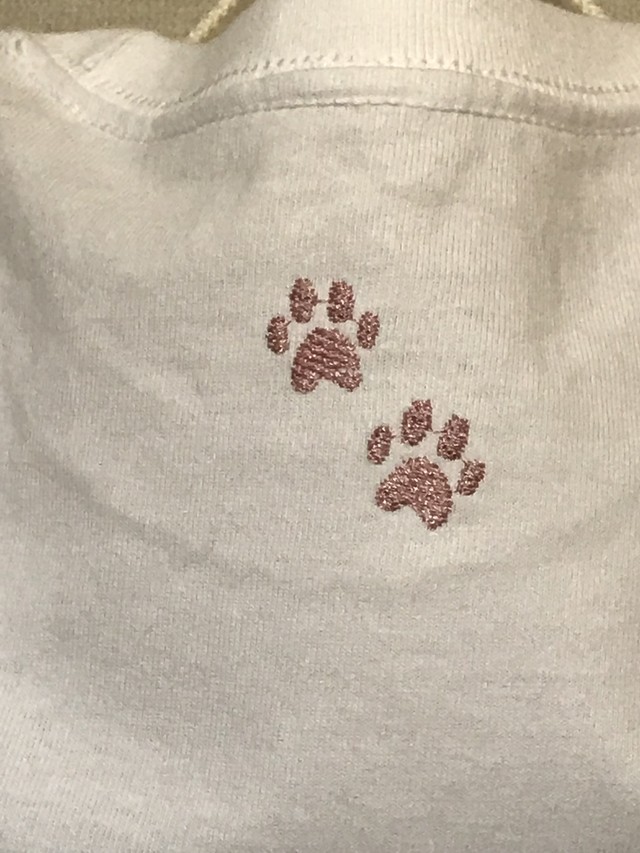 猫の刺繍 上向き猫 Tシャツ もぐりんこ