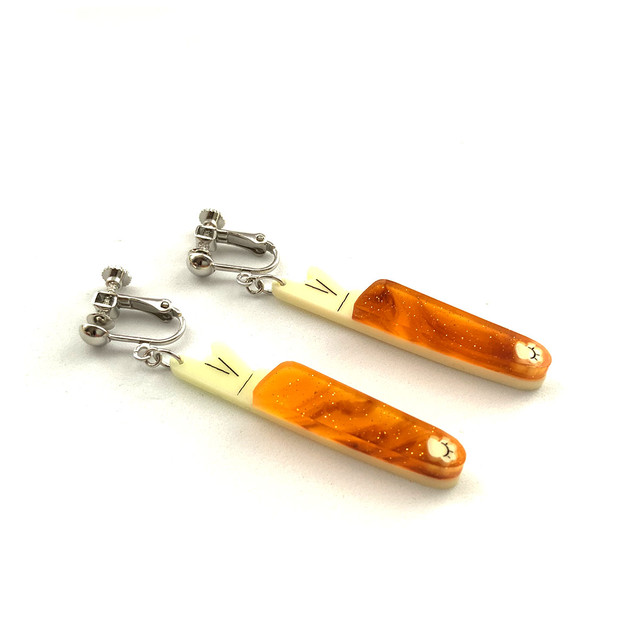 ネコにゃん棒ピアス イヤリング Cat Paws Hand Toy Earrings Mayubonne