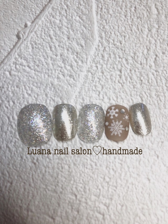 1 ラメベース雪の結晶ネイル Luana Nail Salon Handmade