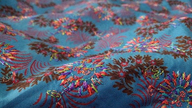 ｌ 東欧の民族衣装カラー 贅沢な 全面 刺繍 ワンピース サマーブルー アクセントピンク マルック Maruccu 沖縄
