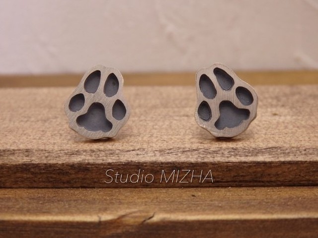 犬の足跡ピアス