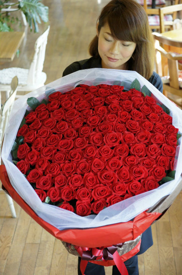 感動の１０８本の薔薇はプロポーズ 結婚してください ハレルゥガーデン