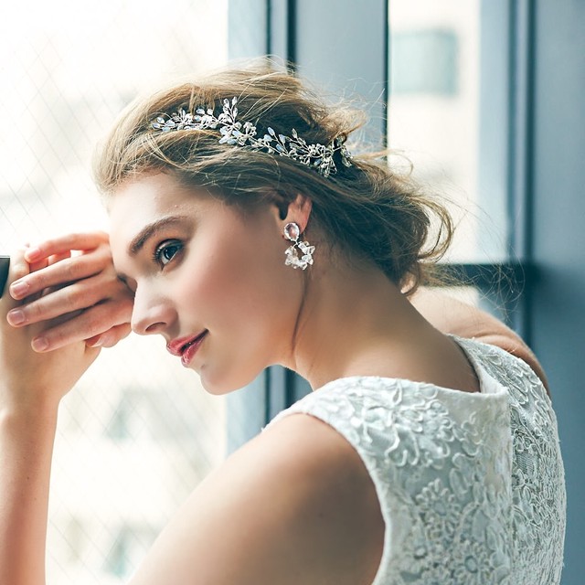 ウェディング ヘッドアクセサリー ブライダル ヘアアクセサリー ティアラ アクセサリー 髪飾り 結婚式 二次会 パーティー ウェディング小物 インポート ピアス イヤリング クリスタルフープピアス Ellenisia ウェディング ブライダル アクセサリー ヘッド