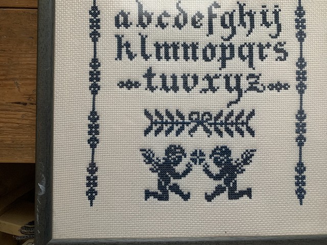 額に入ったかわいい刺繍のクロスステッチ フレンチアンティーク Apres Demain Brocante