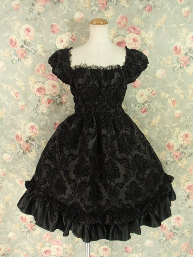 ゴシックウィッチのティアードフリルワンピース Riflleshuffl