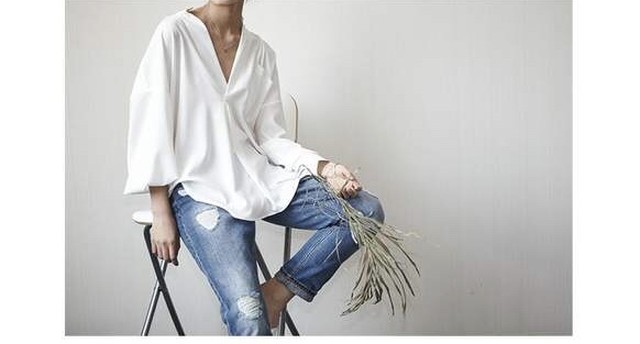 Vネックブラウス レディース コーデ 黒 白 長袖 おしゃれ 着こなし 人気 ブラウス Vネック きれいめ オフィス ナチュラル ゆったり 1553 Sayurio レディースアパレル ファッション プチプラ アラサー アラフォー