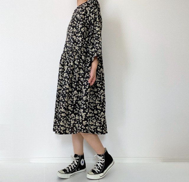 送料無料 マーガレットのブラック七分袖ワンピース ゆったりギャザー Loosey Goosey