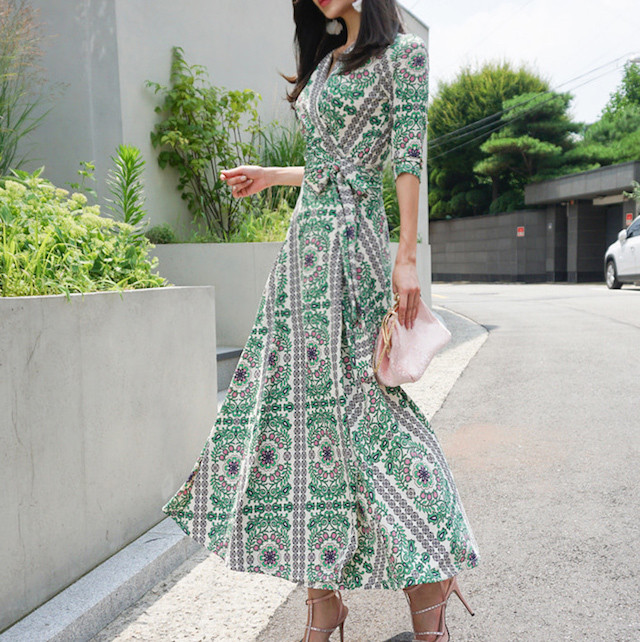 送料無料 ボヘミアン な 花柄 が 大人可愛い プチプラ マキシ丈 ワンピース 大人きれい 大人カジュアル に 着回し カシュクール と スリット の デザイン が ポイント ゆったりサイズ あり きれいめ カジュアル お出かけ デート 女子会