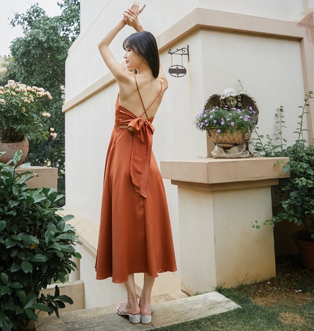 バックリボンリゾートワンピース Rs 1858 ワンピース ロング丈 ノースリーブ キャミソールワンピース Vネック フレア カシュクール ホワイト 白 オレンジ バックシャン バックリボン バックオープン バックコンシャス 肌見せ 夏 リゾート 海 ビーチ お出かけ 旅行