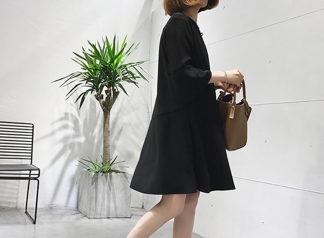 ベルスリーブがかわいい 黒色ワンピース シンプル 上品 Aラインフレアスカート エレガント 女子会 デート Lalas