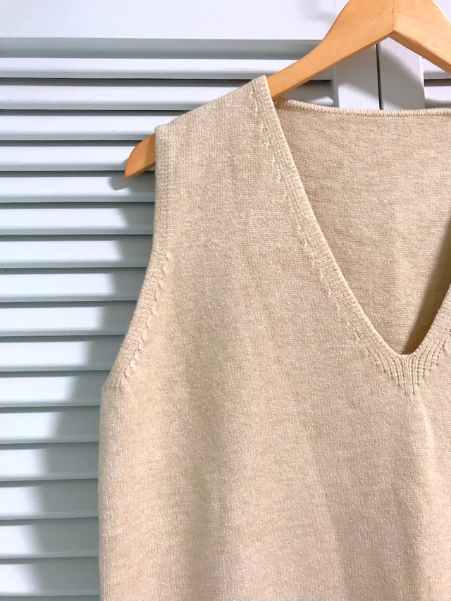 シンプルvネックノースリーブニットワンピース ベージュ プチプラコーデのミカタ Kyasalon