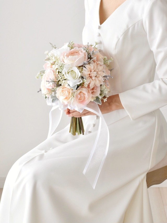 ピーチピンク色のクラッチブーケ C002 ウェディングブーケ専門店 Plump 幸せのウェディングブーケ