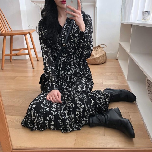 小花柄のプリーツワンピース プリーツワンピース 花柄 レトロ レディース 10代 代 30代 アラサー ワンサイズ ブラック ブラウン ホワイト ロング丈 マキシ丈 Vネック ハイウエスト ウエストマーク 脚長効果 シフォン 長袖 春 秋 Rb Z07 0003 Redbell