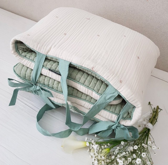 らくらく持ち運び一体型お昼寝布団 赤ちゃんにやさしい星と月のガーゼとカラーキルティング Maumpom