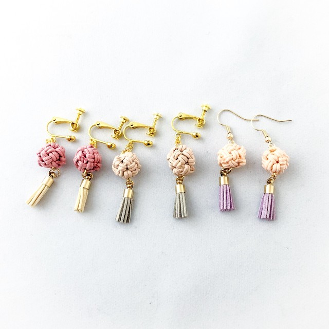 くす玉ピアス クラフトバンドで編んだ珠とタッセル Iezuki