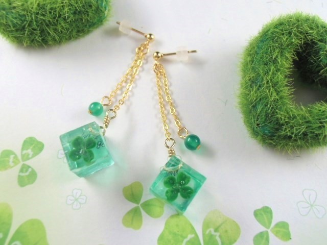 四葉のクローバーを閉じ込めたハッピーキューブが揺れるピアス 季節を閉じ込めた世界で一つのアクセサリー Season Drop