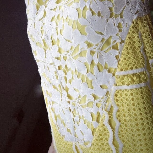 爽やかなレモンイエロー 総レースのaラインワンピース 9style
