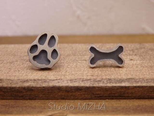 犬の足跡ピアス(with bone)