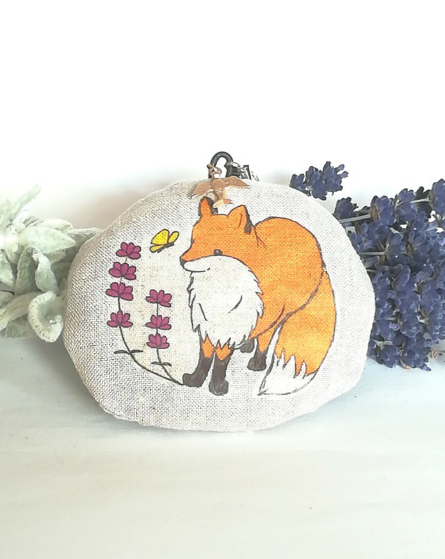 キタキツネ 蝶と出会う 北海道産ラベンダーサシェストラップ 北海道のラベンダー屋 ラベンダーワークス