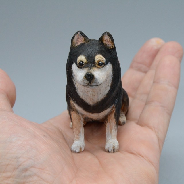 ちいさな木彫りの犬たちｗａｎｄａｙ