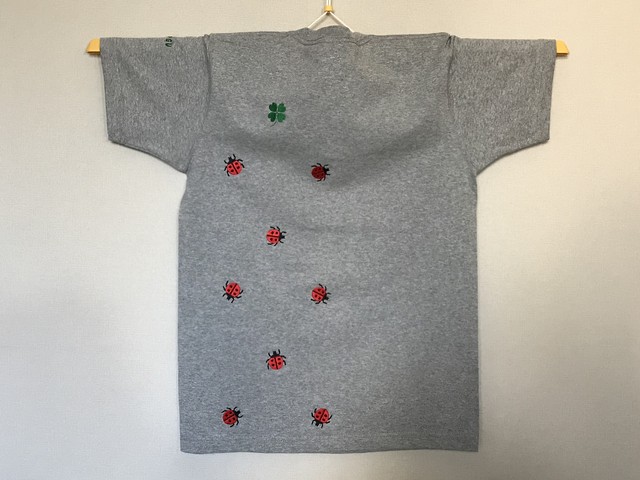 てんとう虫の刺繍 Tシャツ もぐりんこ