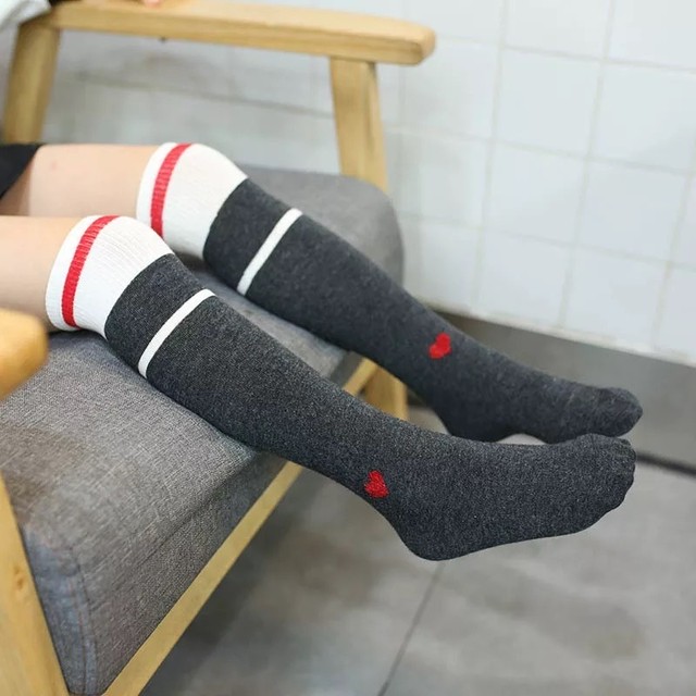 可愛い ハート付きニーハイソックス グレー 黒 靴下 膝上ソックス 女の子 子ども用 Hikari Socks インポート靴下専門店です