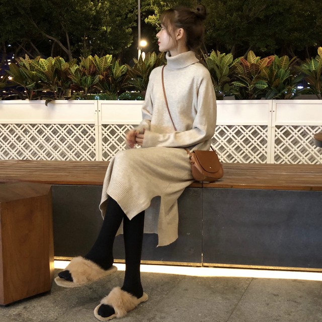 スリット入りワンピース 彡 ゆったり タートルネック ニット ワンピース デイリー おしゃれ 流行り 人気 綺麗めコーデ カジュアル フェミニン トレンド こなれ感 おしゃれデザイン デート お出かけ 秋冬コーデ 秋冬カラー 秋冬 Sugar Daystyle シュガーデイスタイル