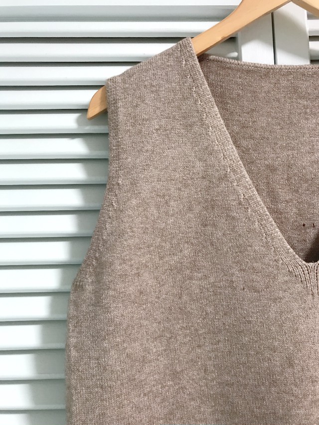 シンプルvネックノースリーブニットワンピース モカ プチプラコーデのミカタ Kyasalon