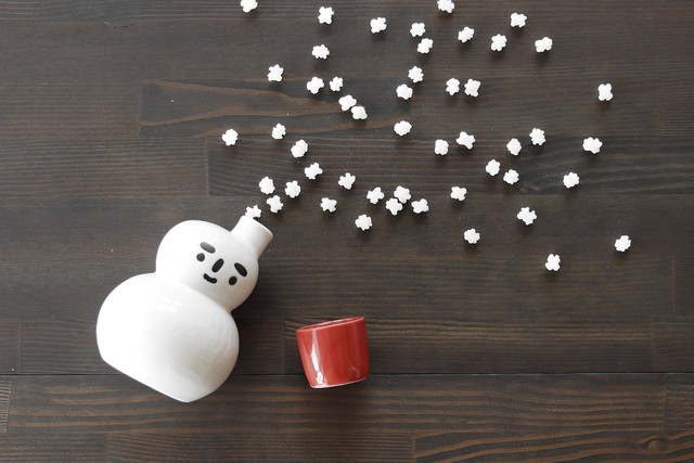 Sp3a18 28 徳利 雪だるま徳利 赤帽子カップ付 冬に最適の可愛い器 丸モ高木陶器 冬 可愛い ウィンター 笑顔 お酒 ロマンチック 徳利 丸モ高木陶器 温度をデザインに 美味しいをデザインに