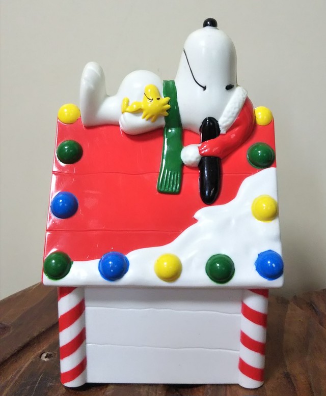 Whitman S Snoopy On Doghouse Christmas Bank クリスマスの犬小屋の上のスヌーピー貯金箱 Peanutsピーナッツ Linus Blanket