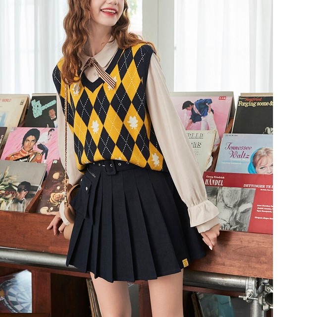 かわいい シャツとベストツーピース シャツ ベスト フリルスリーブ 学園スタイル ショートスカートコーデと 秋冬コーデ ヘビロテ コーデ 着回し カジュアル Uki Uki