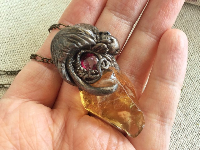 ゴールデンカルサイトxガーネット 竜のお守りペンダント 天然石ワイヤーアクセサリー専門店 Thistle